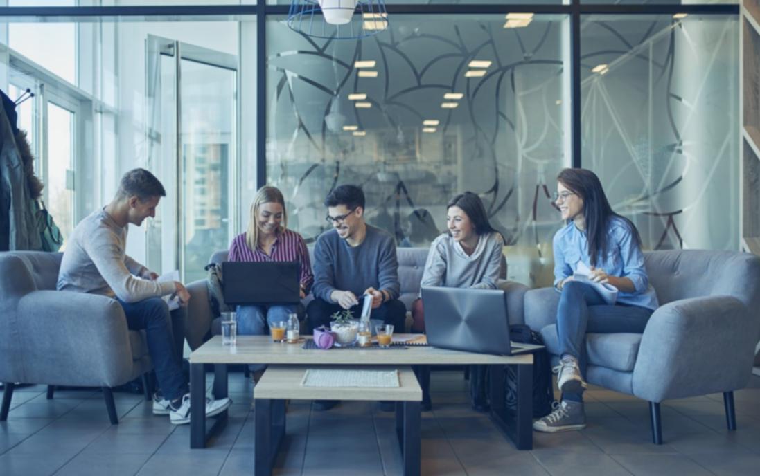 Teilnehmer während einer praktischen Hörverstehensübung